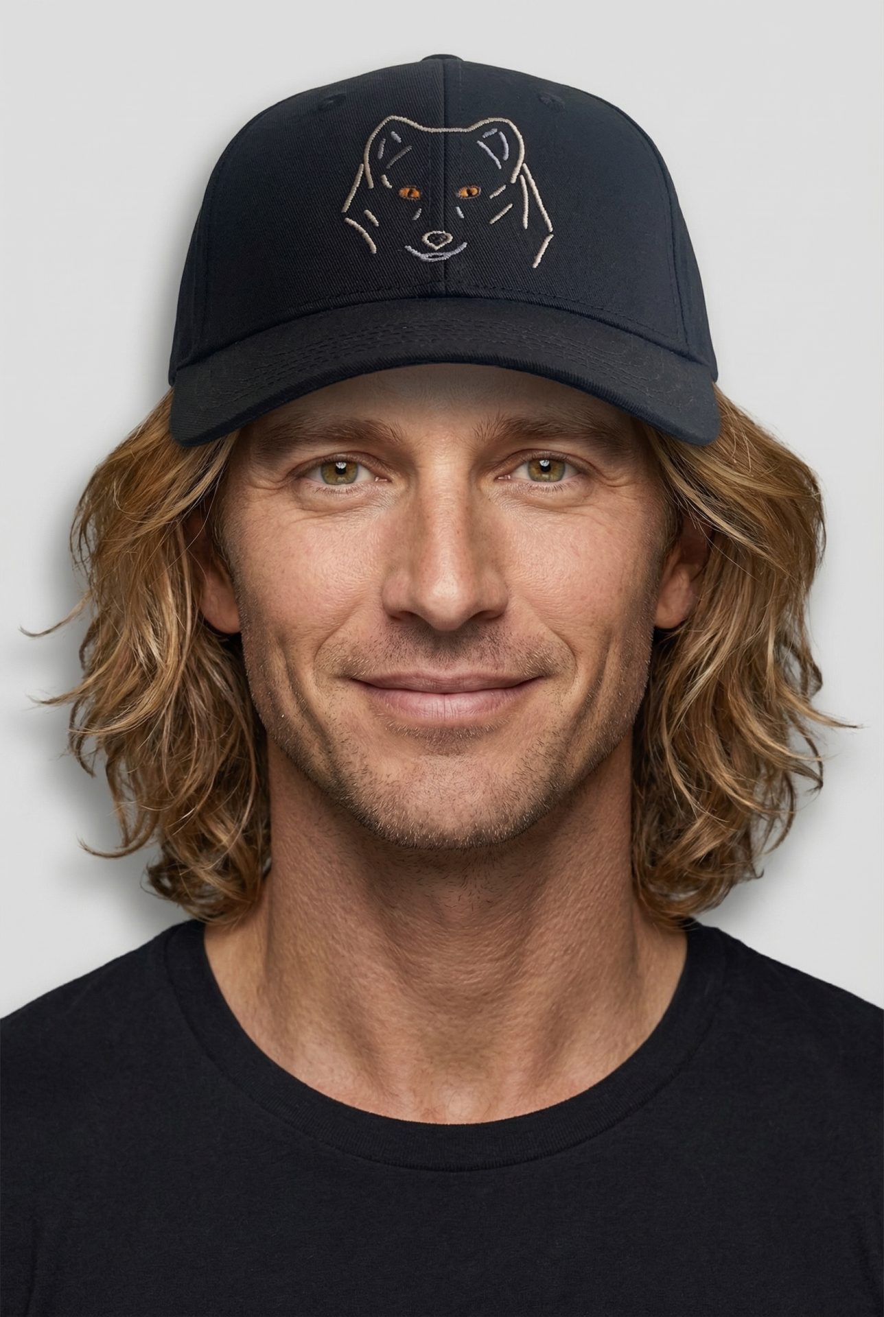 Casquette noire Loup Mangrose portée par Mike