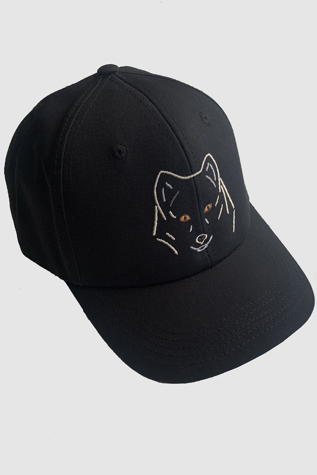 Casquette noire Mangrose avec loup brodé vue de gauche