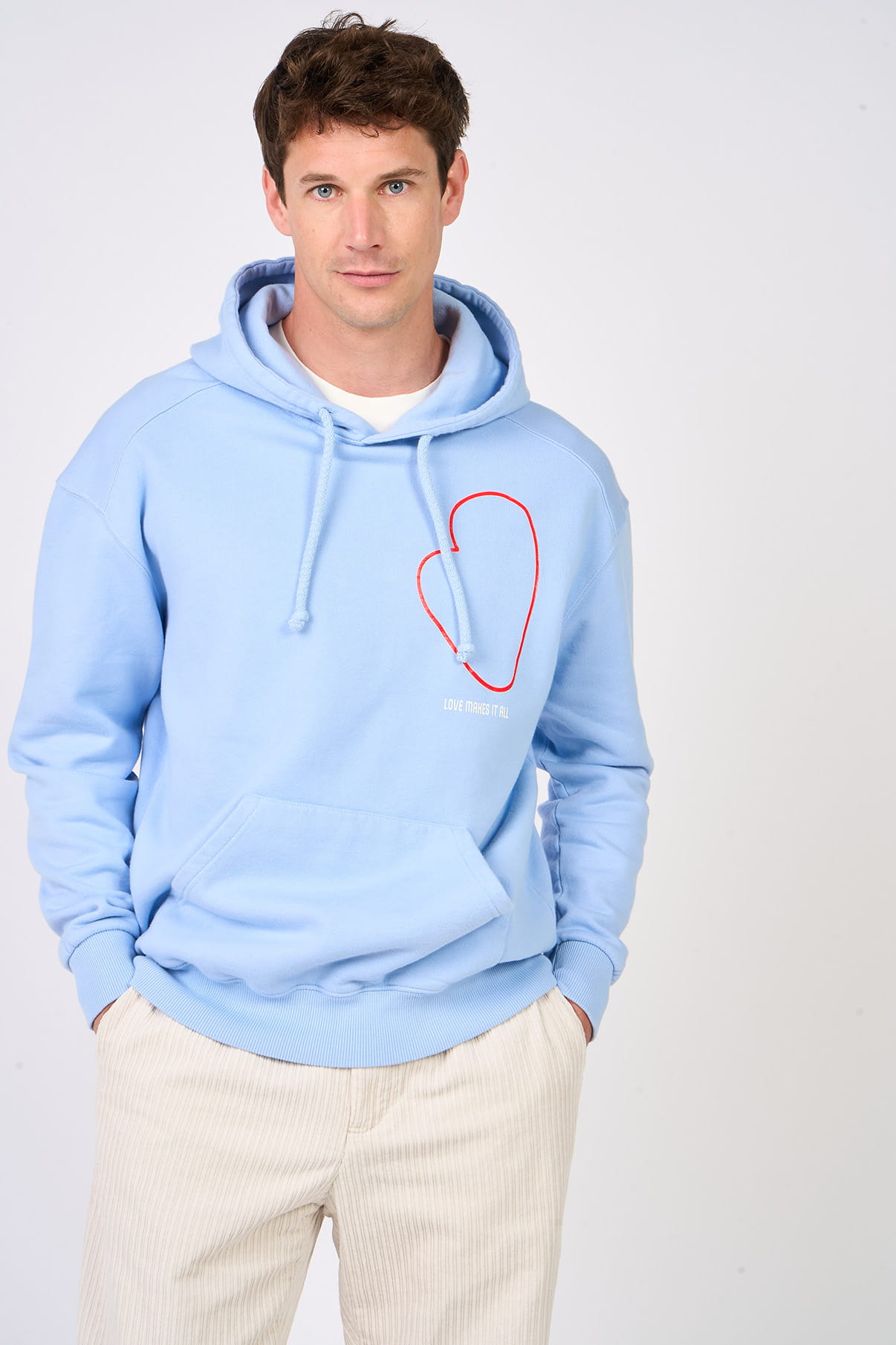 Hoodie bleu ciel avec impression coeur rouge porté par mannequin homme