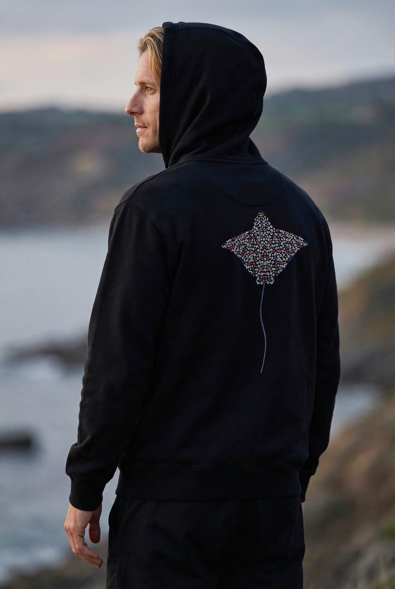 Hoodie noir raie leopard porté par Mike