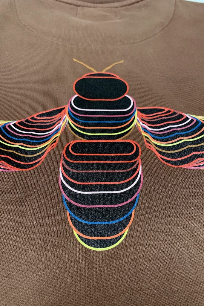 Dessin d'une abeille multicolore sur sweatshirt premium marron série limitée Mangrose