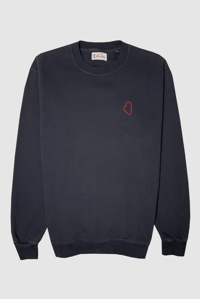 Sweatshirt en coton bio bleu marine premium avec broderie coeur rouge