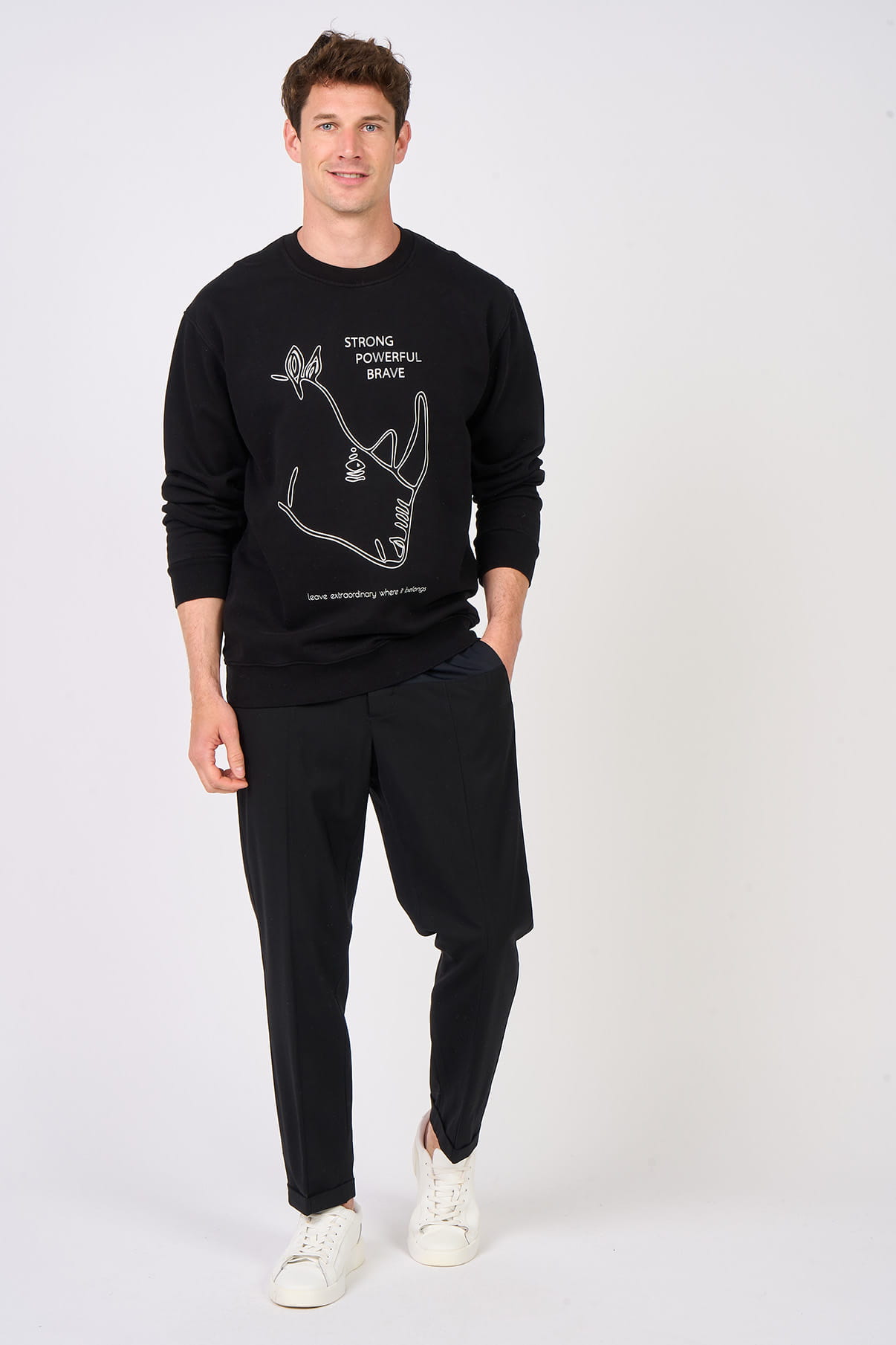 Sweat-shirt noir avec impression d'un motif rhinocéros blanc porté par mannequin Homme