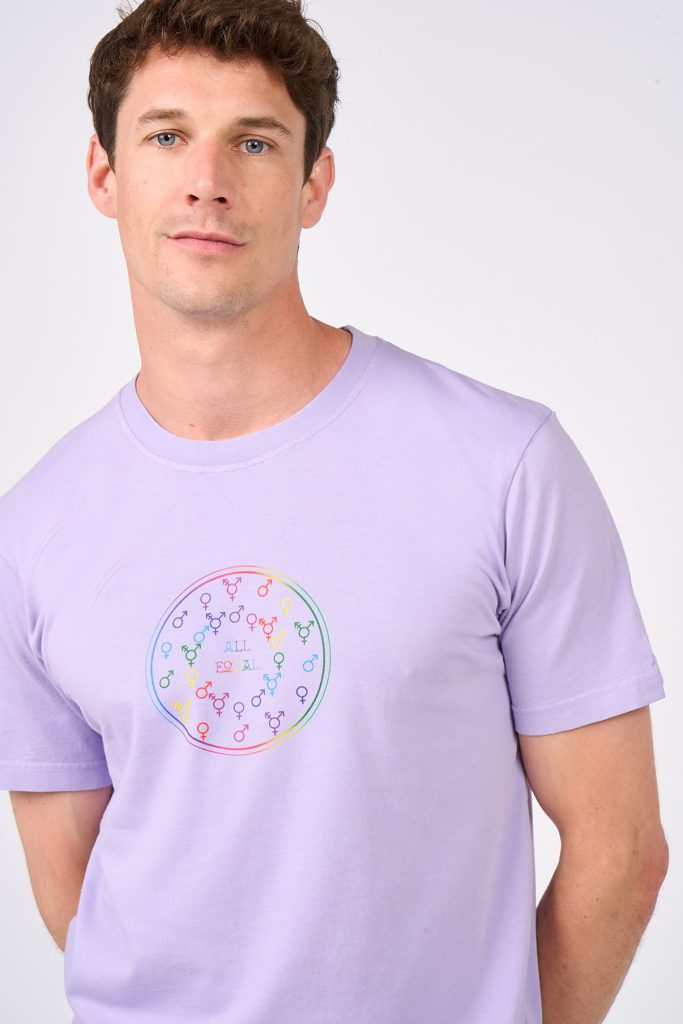 T-shirt mauve avec motif multicolore All Equal au nom d'une société inclusive, porté par mannequin Homme