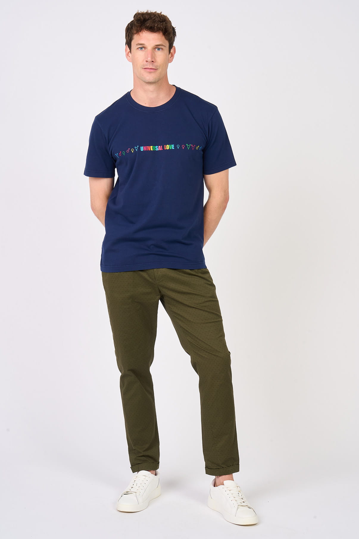 T-shirt bleu nuit avec impression Universal Love aux couleurs arc-en-ciel porté par mannequin Homme avec pantalon kaki